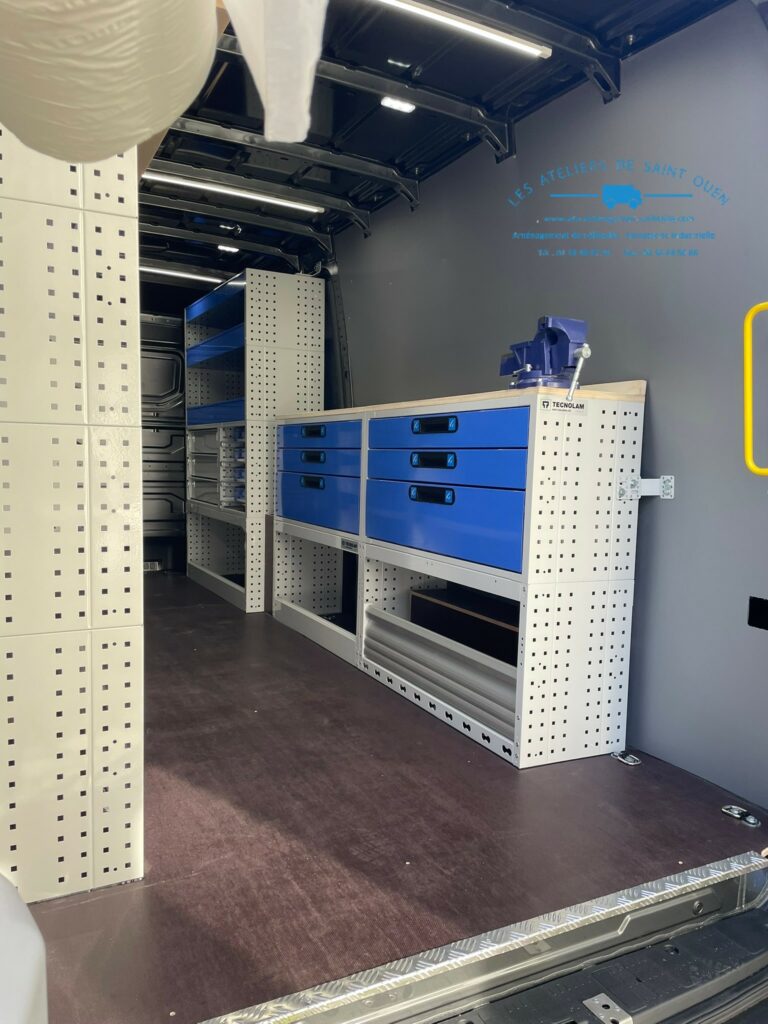 Tge équipé d'un habillage bois en CP gris avec mobilier métallique et établi