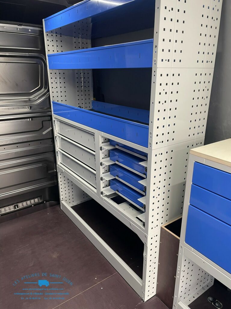 Tge équipé d'un habillage bois en CP gris avec mobilier métallique