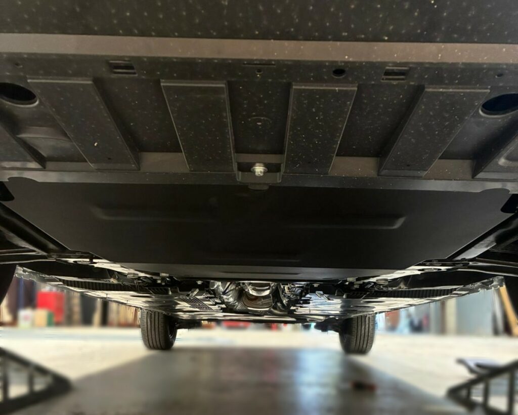 Tôle sous moteur sur véhicule transformé VP-VU