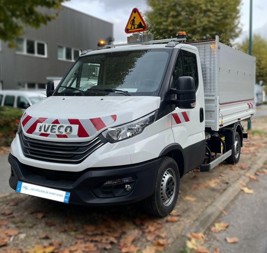 Daily équipé d'une polybenne avec bandes réfléchissantes et triflash éléctrique