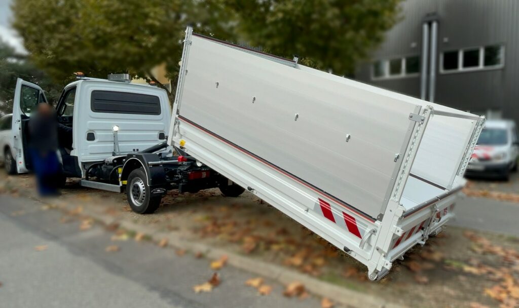 Daily équipé d'une polybenne avec bandes réfléchissantes et réhausses de ridelles pleines aluminium