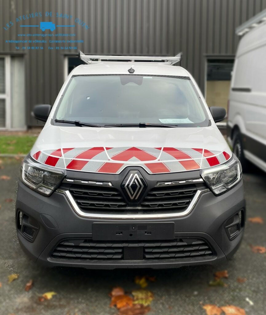 Kangoo équipé d'une galerie avec bandes réfléchissantes