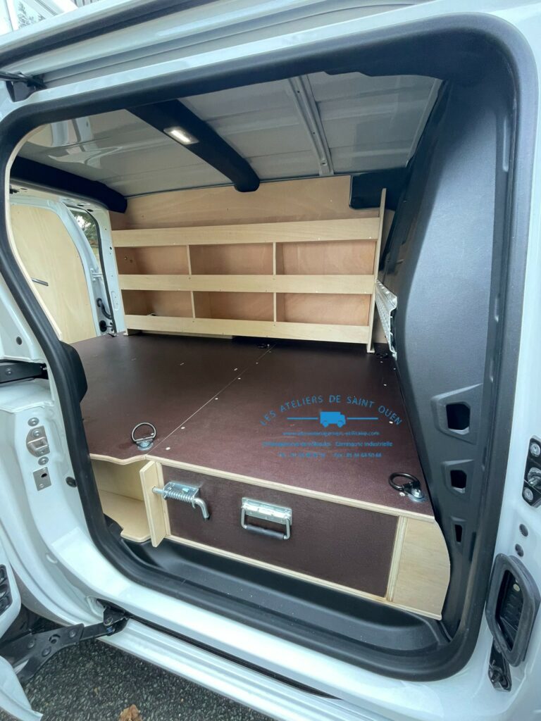 Kangoo aménagé d'un double plancher avec tiroir et étagère gauche