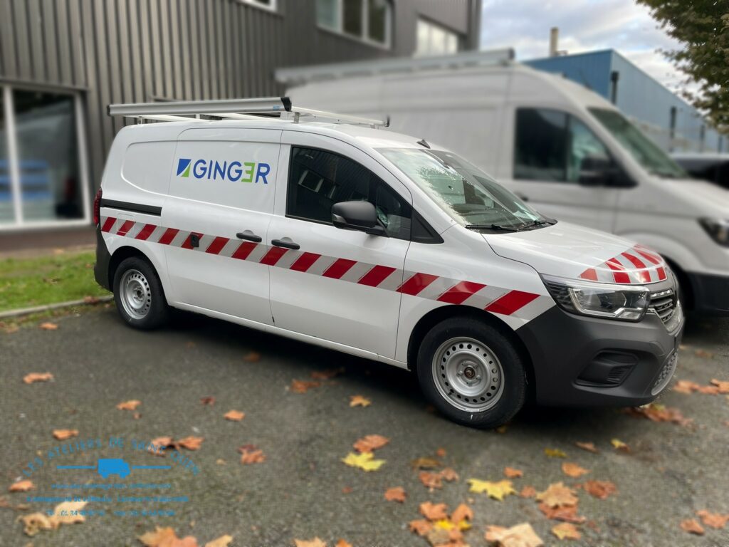 Kangoo équipé d'une galerie avec bandes réfléchissantes et pub adhésive