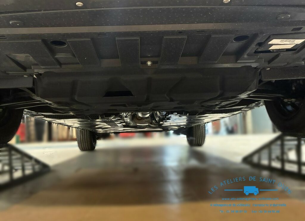 Véhicule utilitaire avant la pose de tôle sous moteur