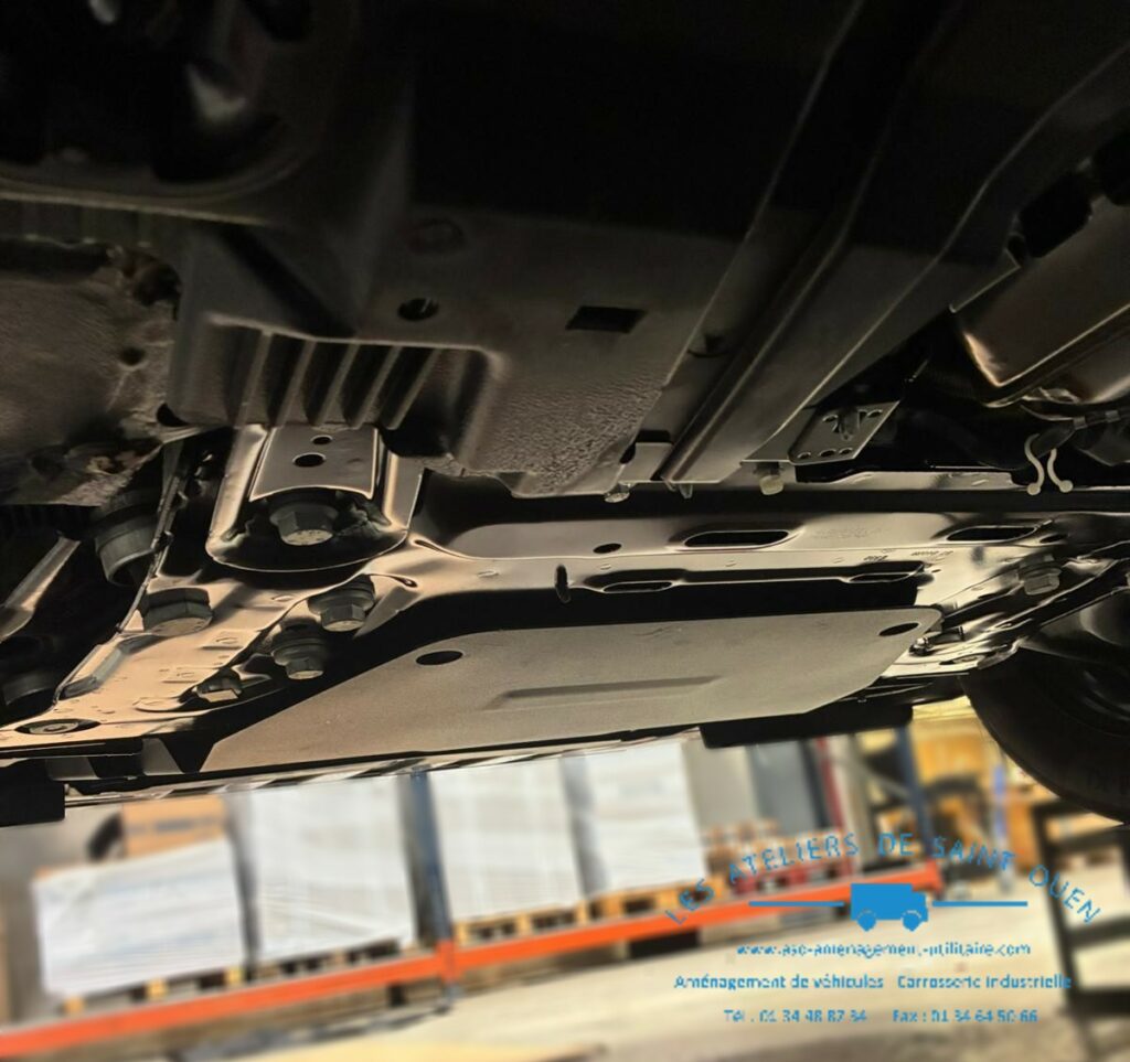 Tôle sous moteur sur véhicule transformé VP-VU