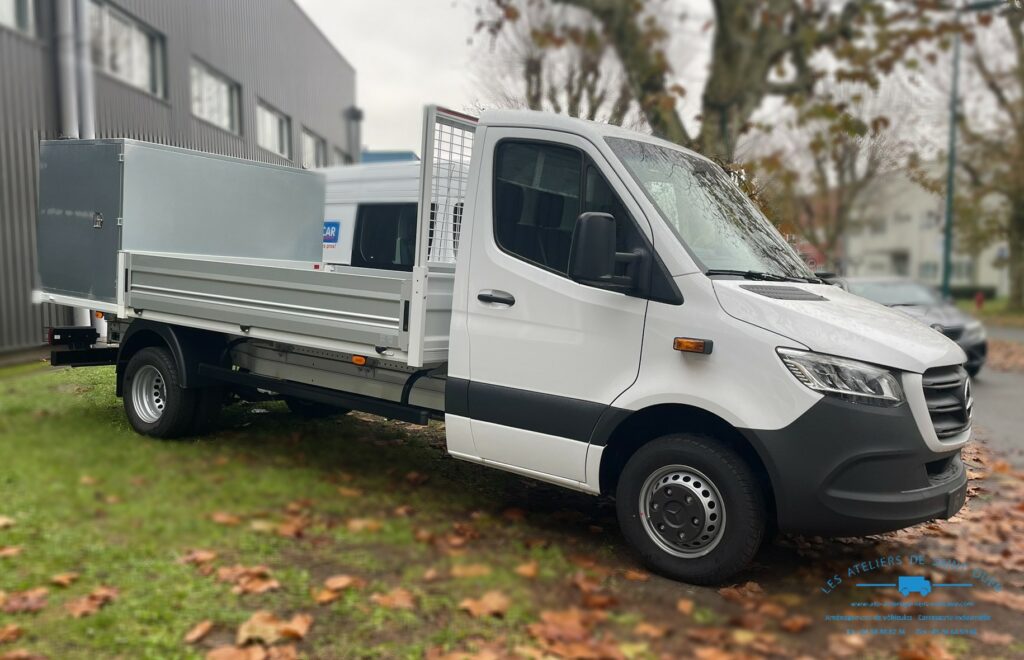 Mercedes Sprinter équipé d'un plateau JPM avec coffre de rangement