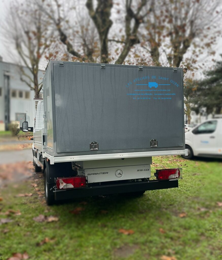 Mercedes Sprinter équipé d'un plateau JPM avec coffre de rangement