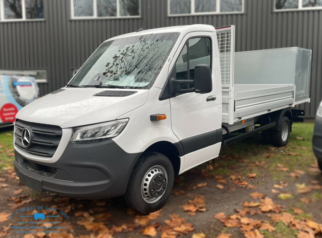 Mercedes Sprinter équipé d'un plateau JPM avec coffre de rangement