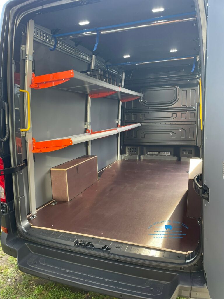 Crafter habillé d'un revêtement polypropylène complet avec plancher antidérapant, équipé de rail d'arrimage avec barres porte vêtement et étagères relevable AVUP