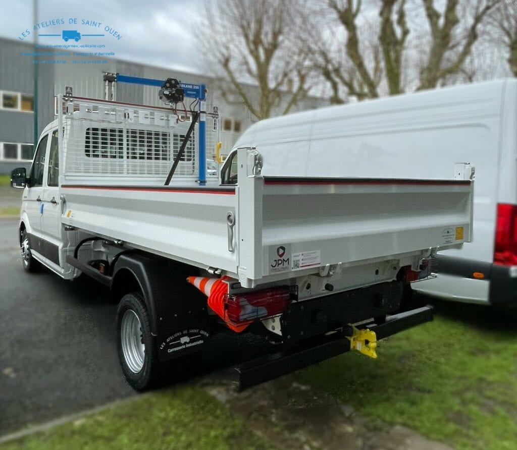 Man TGE châssis double cabine équipé d'une benne JPM avec potence Arkane 250 kg et porte cône