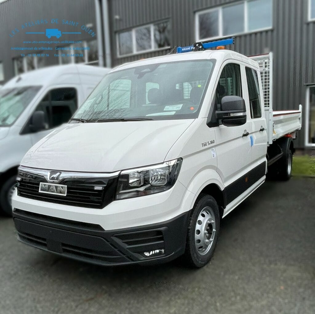 Man TGE châssis double cabine équipé d'une benne JPM avec potence Arkane 250 kg