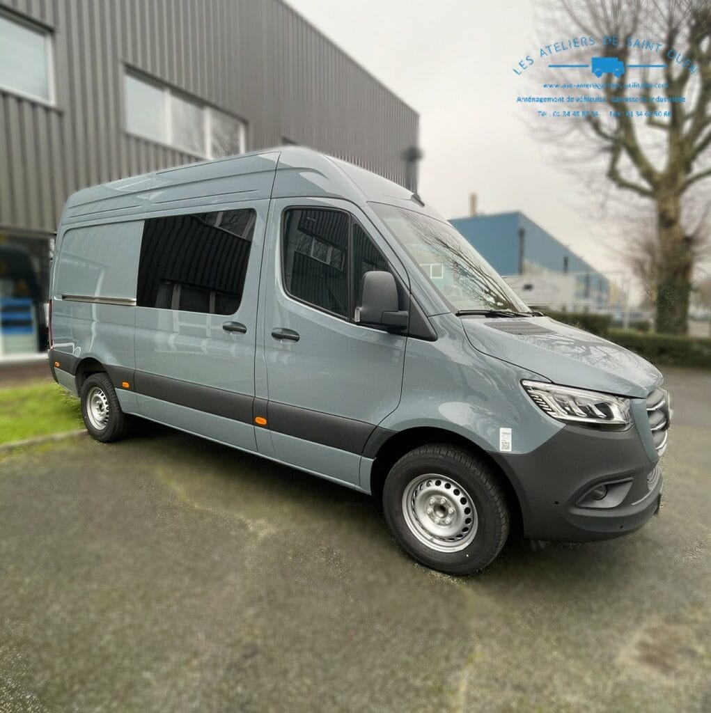 Mercedes-benz Sprinter équipé d'une cabine approfondie fixe