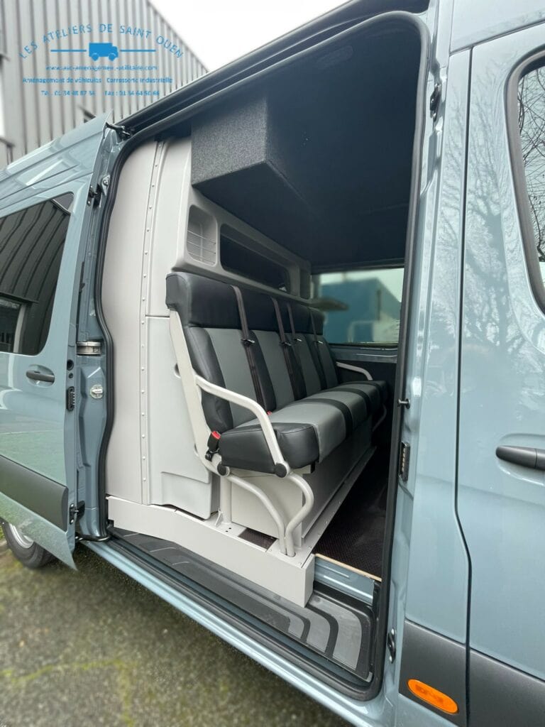 Mercedes-benz Sprinter équipé d'une cabine approfondie fixe