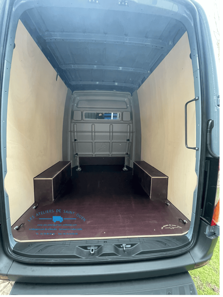 Mercedes-benz Sprinter équipé d'une cabine approfondie fixe avec habillage bois partie chargement