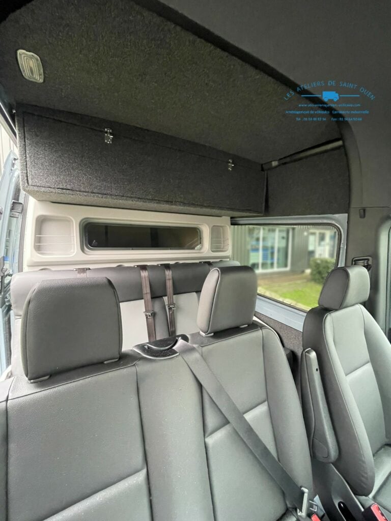 Mercedes-benz Sprinter équipé d'une cabine approfondie fixe accessoirisé d'un coffre de rangement haut et recouvrement moquette