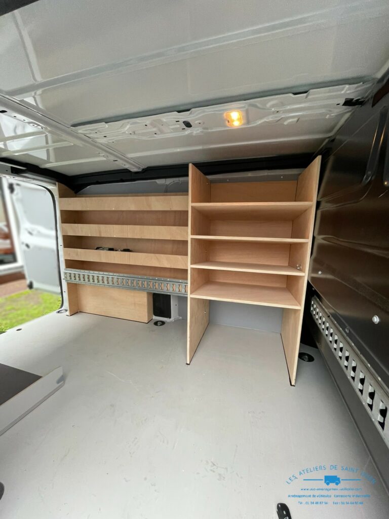 Expert équipé d'étagère de rangement sur mesure avec rack à mallette er rails d'arrimages