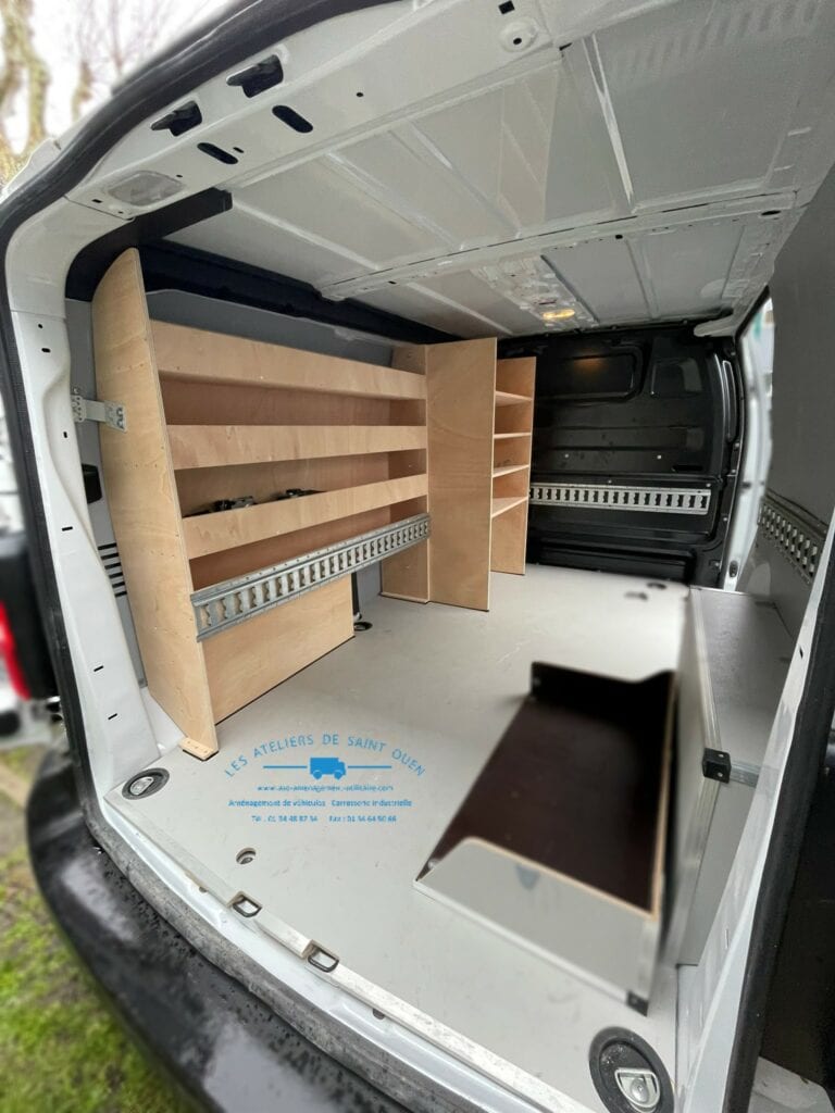 Expert équipé d'étagère de rangement sur mesure avec rack à mallette er rails d'arrimages