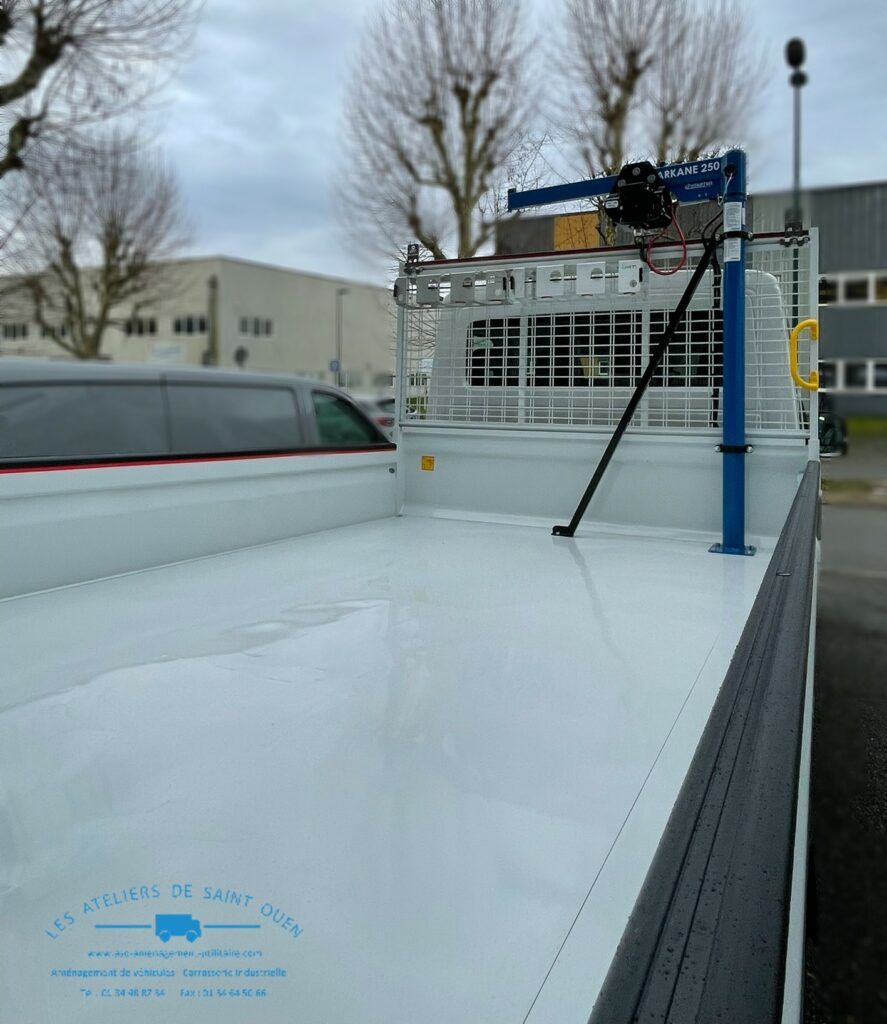 Man TGE châssis double cabine équipé d'une benne JPM avec potence Arkane 250 kg et porte cône