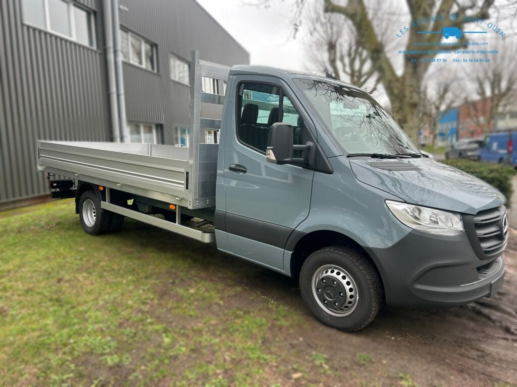 Mercedes-benz sprinter châssis simple cabine équipé d'un plateau aluminium avec plancher bois