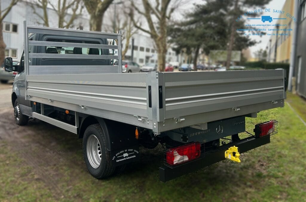 Mercedes-benz sprinter châssis simple cabine équipé d'un plateau aluminium avec plancher bois