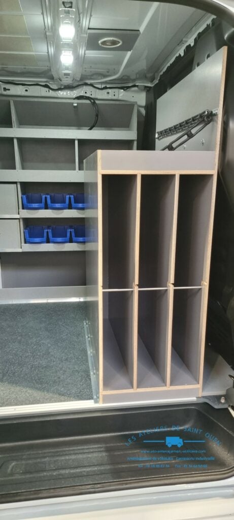 Aménagement sur mesure en boic cp gris pour rangement de panneaux de signalisation
