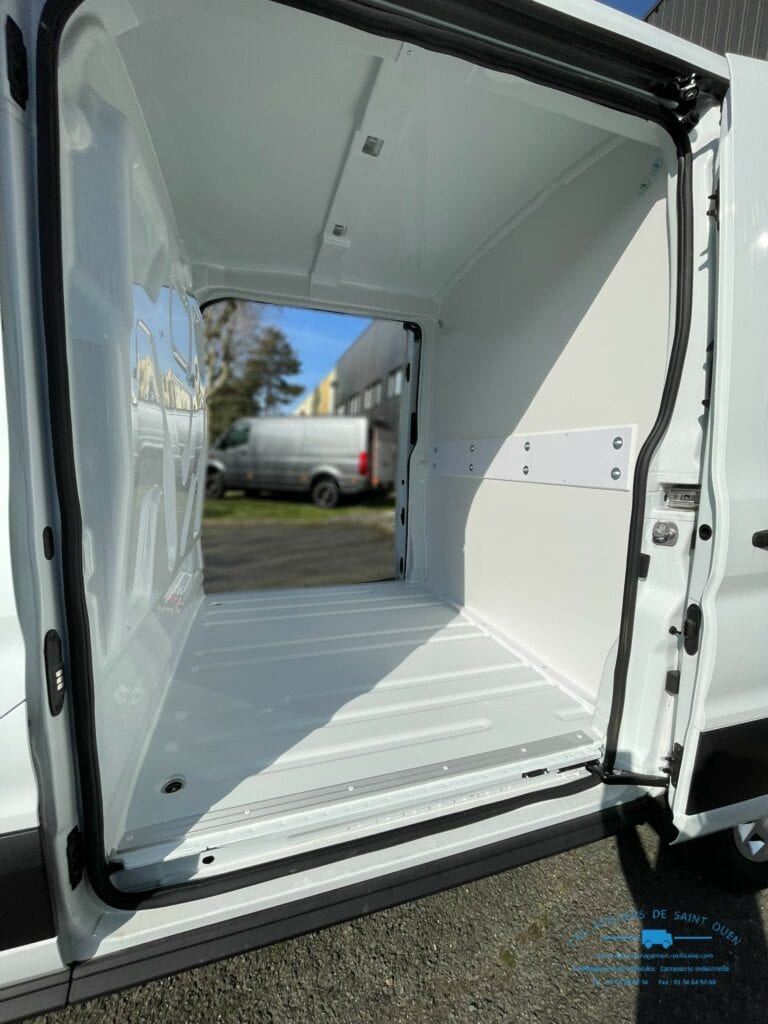 Ford 2t aménagé d'une création de cloison de séparation supplémentaire pour 2 cellules avec Kit Cover