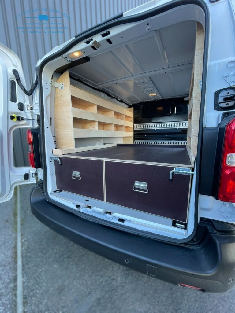 Citroen Jumpy aménagé de rails d'arrimage universelle, d'étagères et d'un double plancher bois avec 2 tiroirs partie arrière