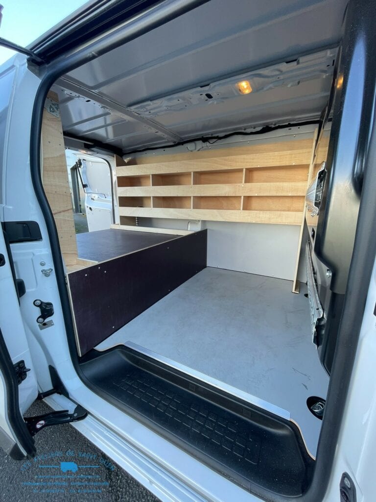 Citroen Jumpy aménagé d'étagères et d'un double plancher bois avec 2 tiroirs partie arrière