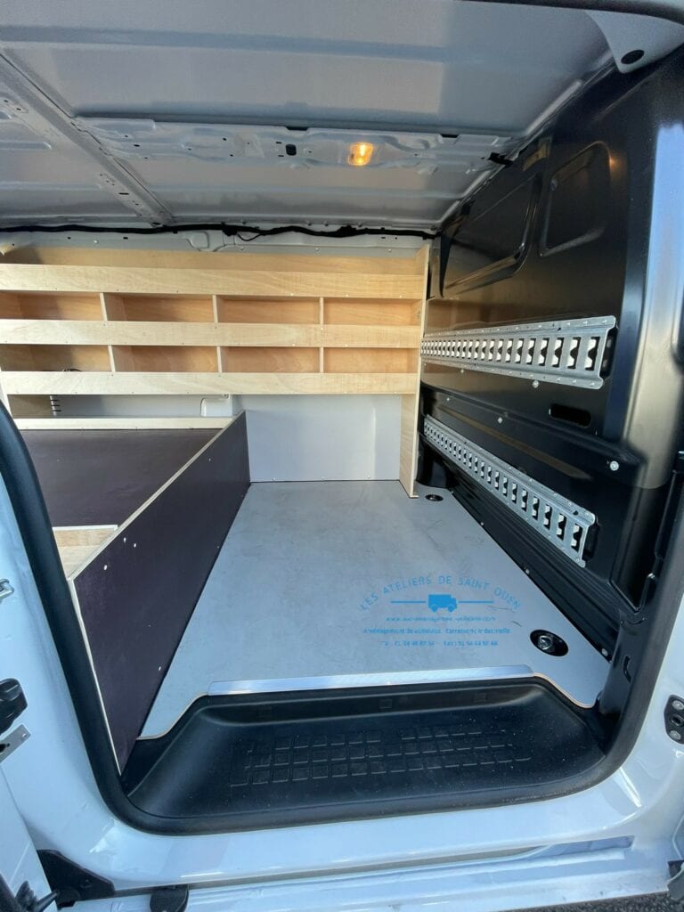 Citroen Jumpy aménagé de rails d'arrimage universelle, d'étagères et d'un double plancher bois avec 2 tiroirs partie arrière