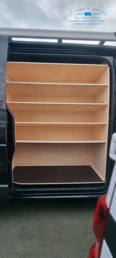 Etagère de rangement bois sur mesure avec rack à mallette obstruant la porte latérale