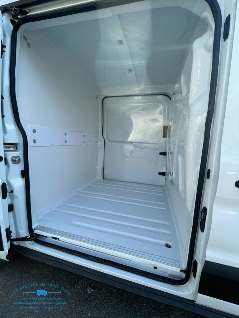 Ford 2t aménagé d'une création de cloison de séparation supplémentaire pour 2 cellules avec Kit Cover