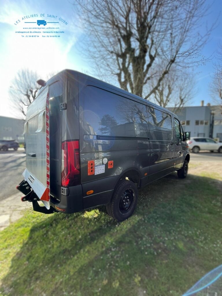 Mercedes Sprinter 4X4 avec Hayon Dhollandia