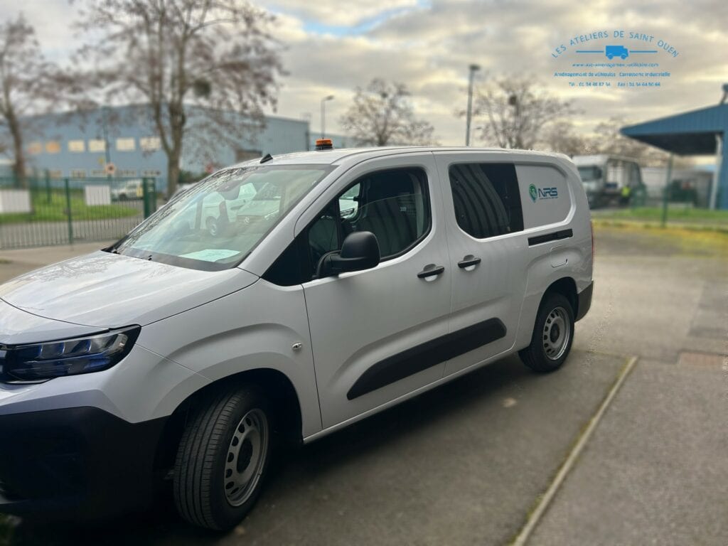 Peugeot Partner équipé d'un gyroled orange sur pavillon avec flocage de publicité