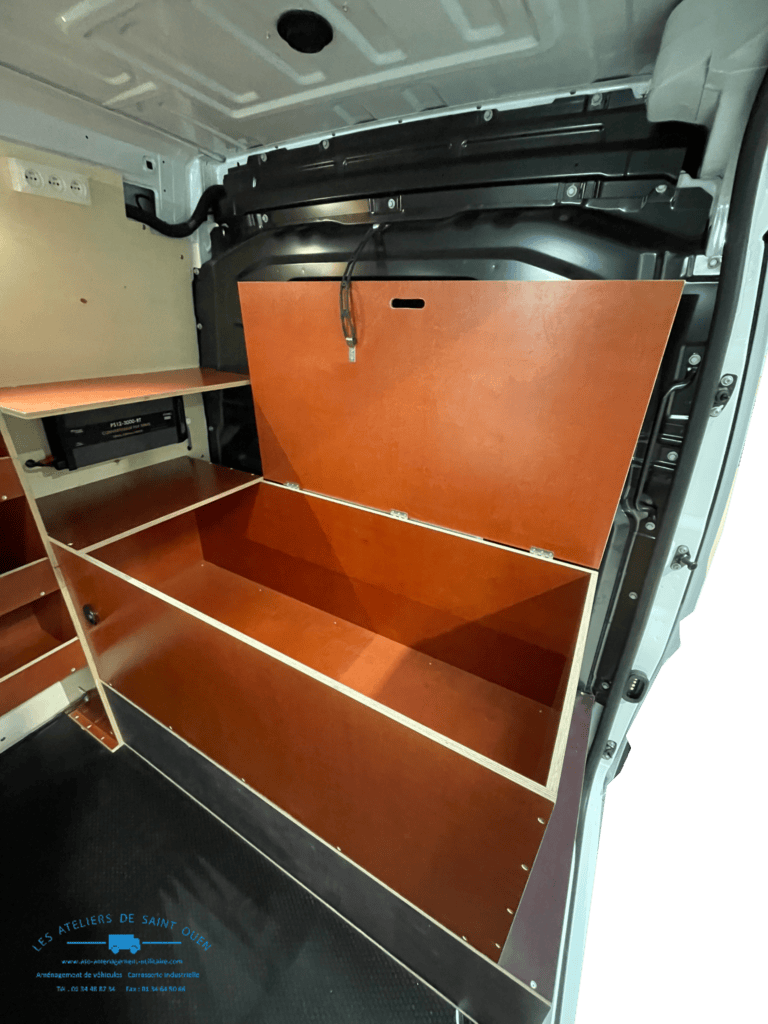 Nouveau Renault master avec un aménagement sur mesure bois coffre de rangement en cp filmé brun clair