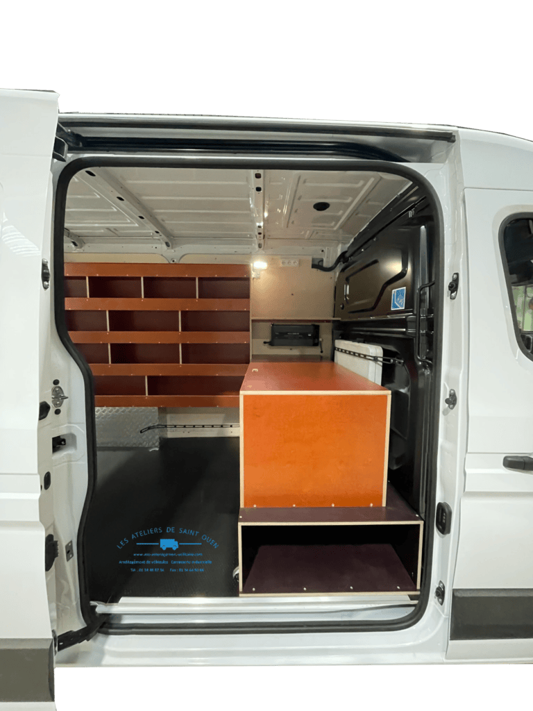 Nouveau Renault master avec un aménagement sur mesure bois double plancher antiderapant et coffre de rangement en cp filmé brun clair