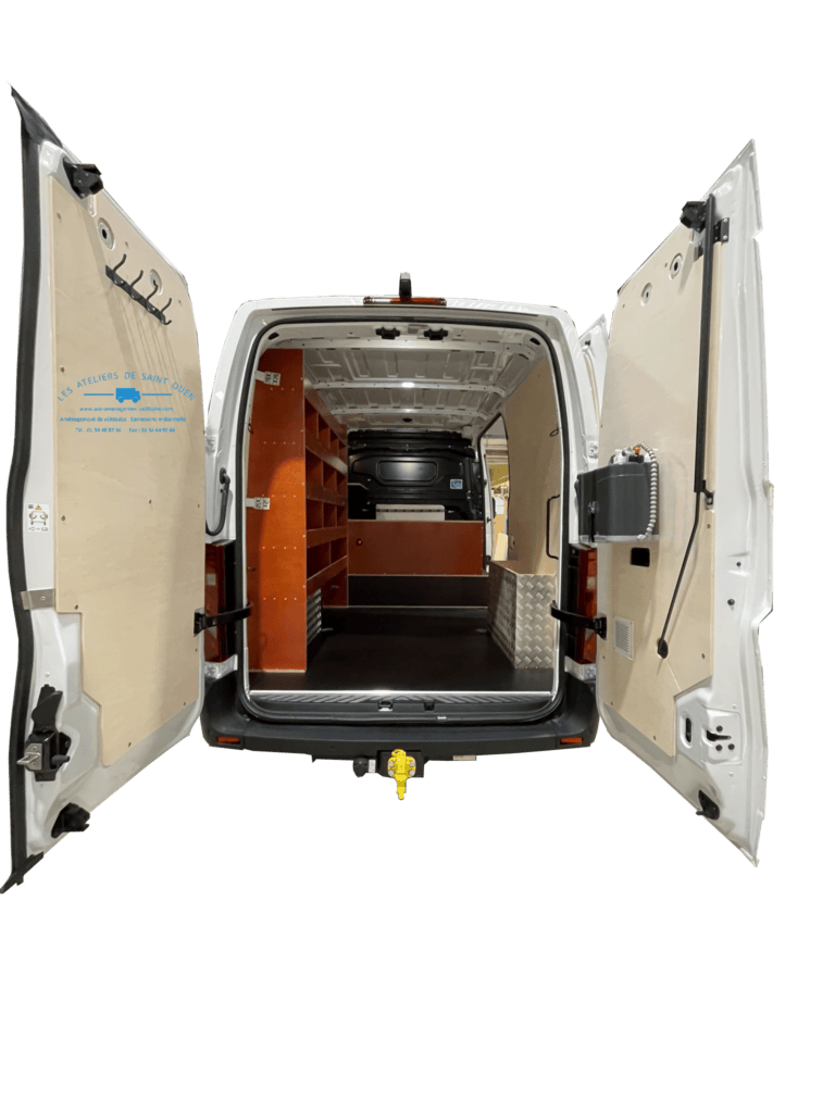 Nouveau Renault master avec un aménagement sur mesure bois avec recouvrement aluminium strié sur passage de roue, porte manteau et pack hygiène