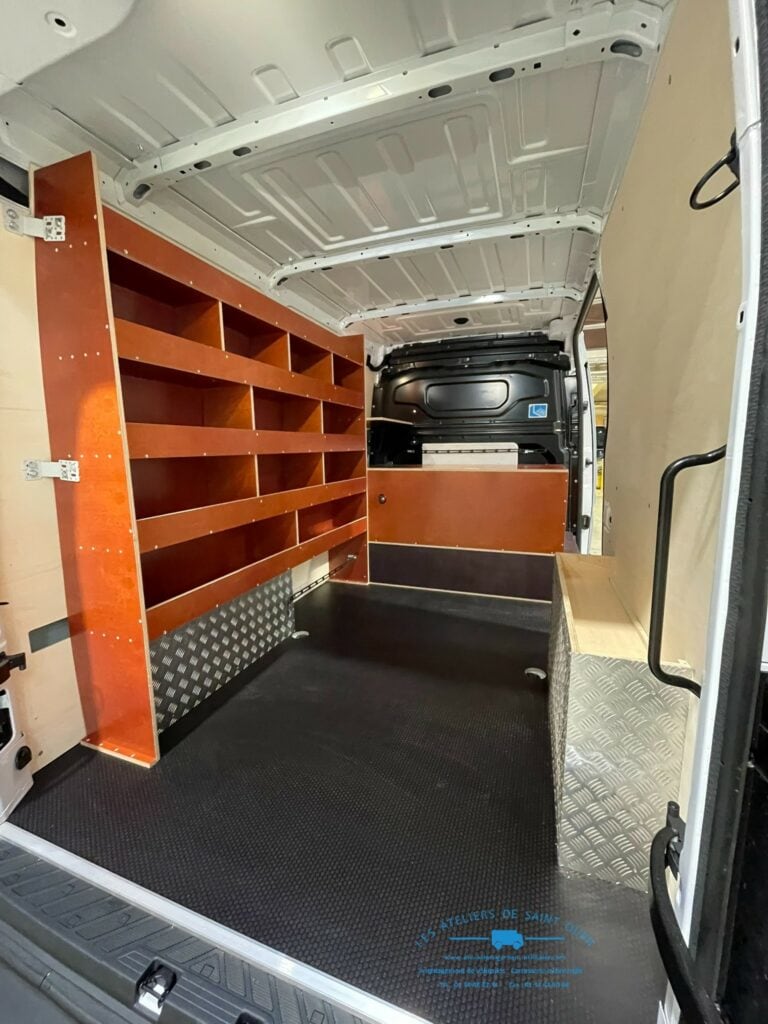 Nouveau Renault master avec un aménagement sur mesure bois avec recouvrement aluminium strié sur passage de roue et rangements