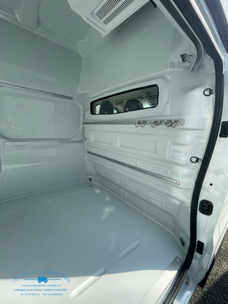 Renault Trafic H2 équipé d'un Kit cover abs moulé et rails d'arrimage aéro