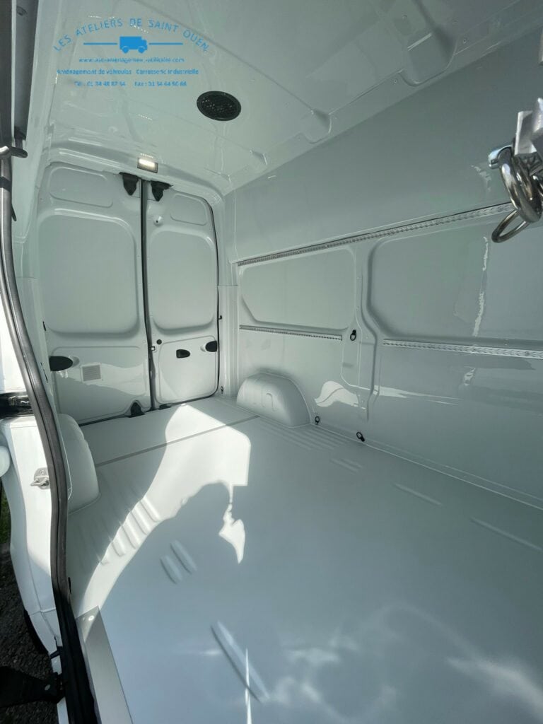 Renault Trafic H2 équipé d'un Kit cover abs moulé et rails d'arrimage aéro