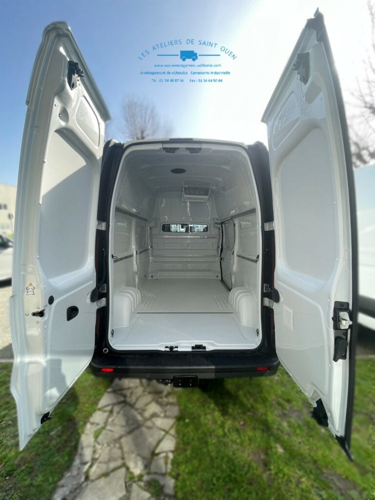 Renault Trafic H2 équipé d'une extension de climatisation chaud/froid avec Kit cover abs moulé et rails d'arrimage aéro