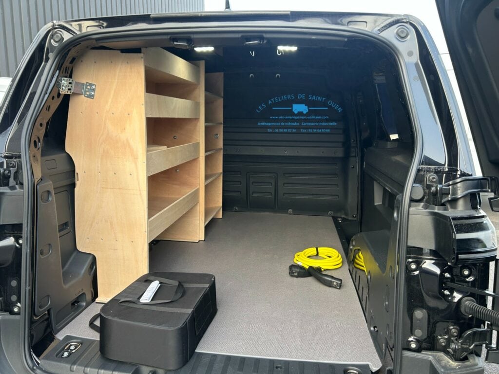 Id Buzz Clim Denfert aménagé d'une étagère de rangement bois avec rack à malettes sur mesure