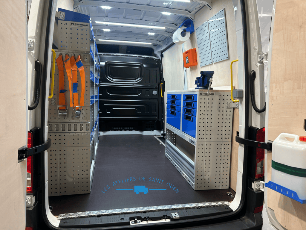 Tge aménagé en véhicule atelier avec habillage bois et plancher antidérapant, mobiliers métallique et étau, réglettes led et kit hygiène.