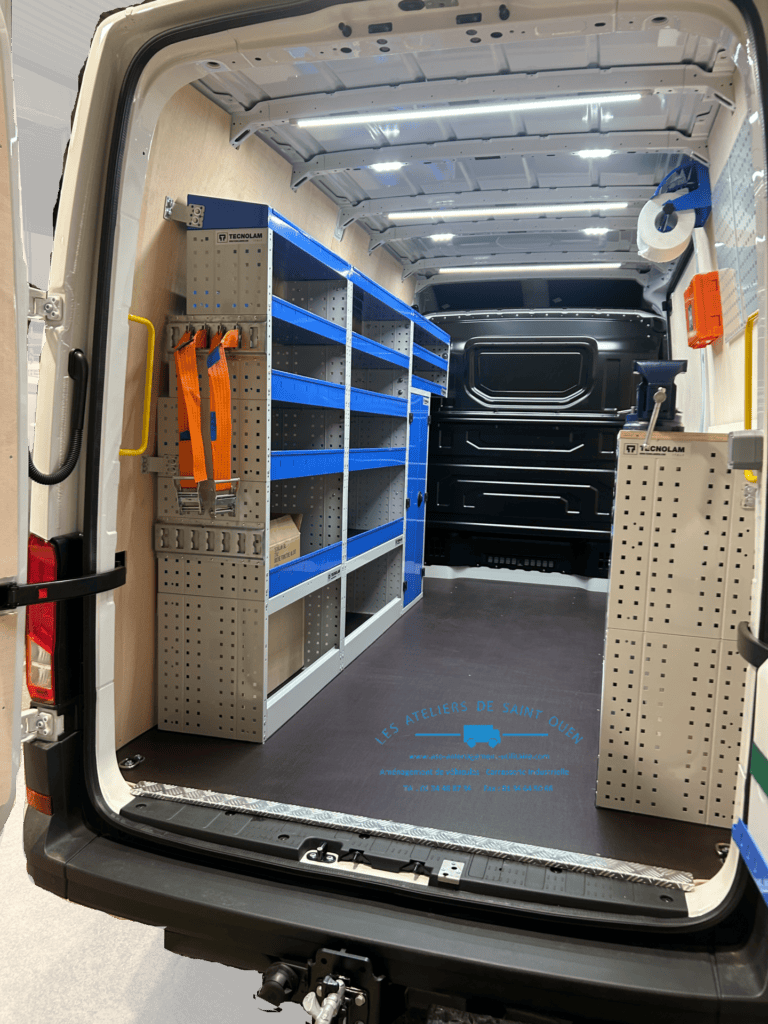 Tge Aménagé en véhicule atelier avec habillage bois et plancher antidérapant, mobiliers métallique et étau, réglettes led et kit hygiène.