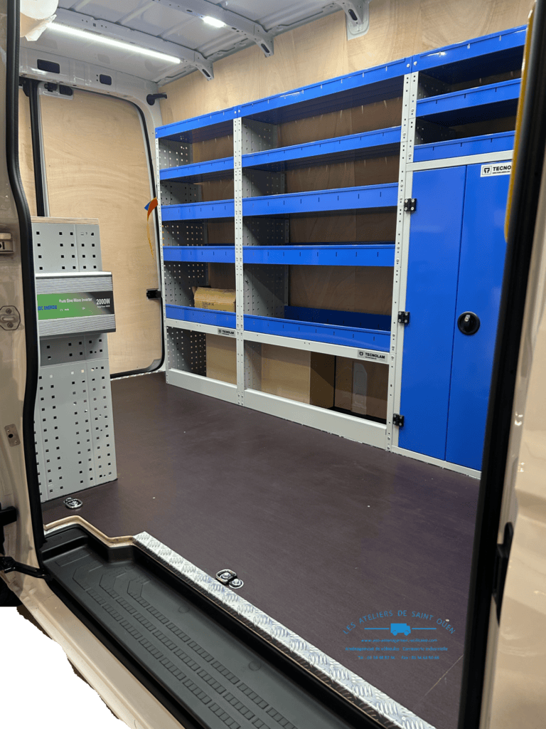 Tge Aménagé en véhicule atelier avec habillage bois et plancher antidérapant, mobiliers métallique et convertisseur