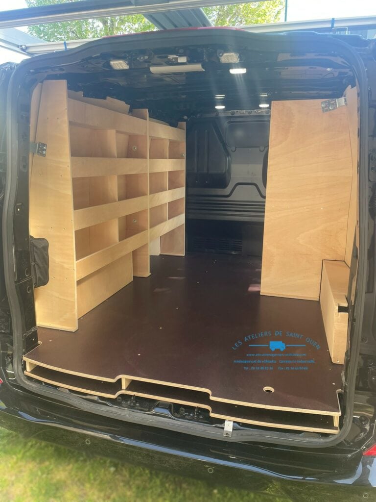 Ford custom aménagé sur mesure avec habillage et double plancher bois antidérapant, étagère de rangement gauche et étagère droite sur mesure avec obstruction de la porte latérale.