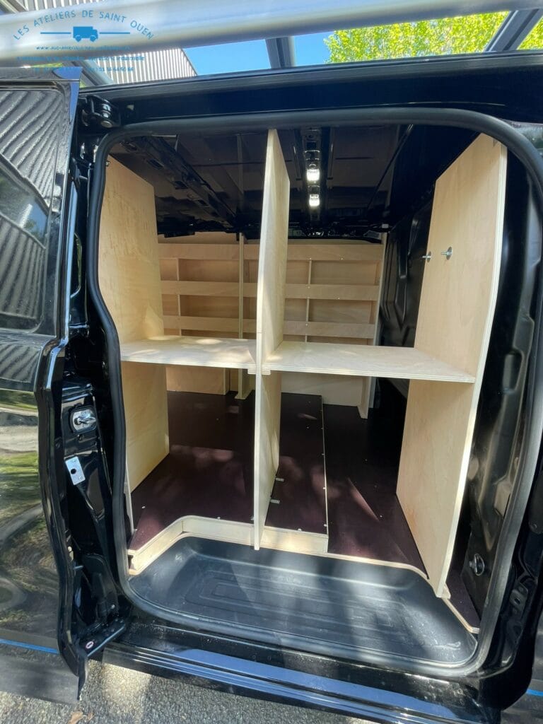 Ford custom aménagé sur mesure avec habillage et double plancher bois antidérapant, étagère de rangement gauche et étagère droite sur mesure avec obstruction de la porte latérale.