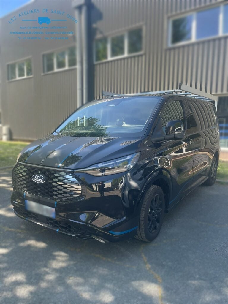 Ford custom équipé d'une galerie aluminium avec échelle sur porte