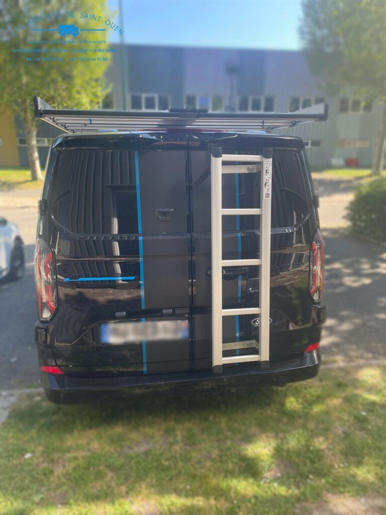 Ford custom équipé d'une galerie aluminium avec échelle sur porte