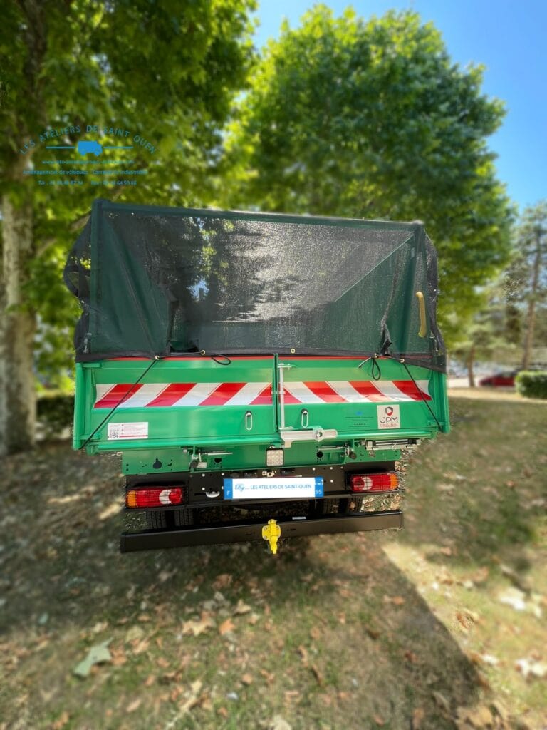 Benne JPM avec porte arrière universelle 2 vantaux et filet de benne.